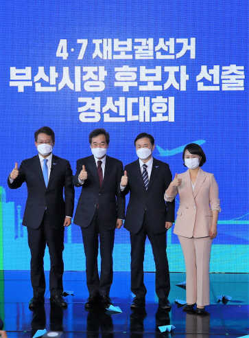 이낙연 민주당 대표와 민주당 부산시장 예비후보들이 지난 2일 부산 강서구 가덕도 현장 스튜디오에서 경선대회에서 기념촬영을 하고 있다. 연합뉴스